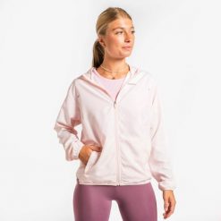 Kurtka do biegania wiatrówka damska Kiprun "Bougeons en Rose". Czerwone kurtki damskie KIPRUN, na zimę, l, bez wzorów, z materiału, z kapturem. Za 89.99 zł.