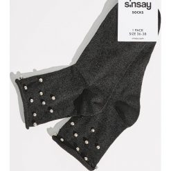 Skarpetki z aplikacją - Czarny. Czarne skarpety damskie Sinsay, z aplikacjami. Za 9.99 zł.