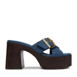 Klapki Guess Jeans. Niebieskie klapki damskie Guess Jeans, z aplikacjami, z jeansu, bez obcasa. Za 329.99 zł.