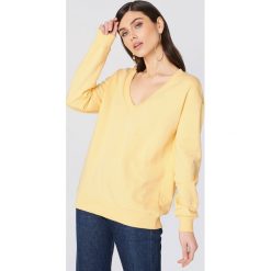 NA-KD Basic Bluza basic z dekoltem V - Yellow. Żółte bluzy damskie NA-KD Basic. Za 100.95 zł.