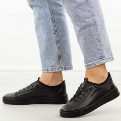 Czarne skórzane półbuty damskie T.Sokolski w26-151. Czarne półbuty damskie Sokolski, na jesień, bez wzorów, z jeansu, biznesowe, z okrągłym noskiem, bez obcasa, na płaskiej podeszwie, bez zapięcia. Za 299.00 zł.