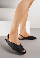 Czarne Sandały Ozdobione Plecionką i Aplikacjami Hellia. Czarne sandały damskie Born2be, z aplikacjami, z jeansu, bez obcasa, na płaskiej podeszwie, bez zapięcia. Za 109.99 zł.