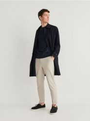 Sweter z krótkim rękawem z dodatkiem lnu - granatowy. Niebieskie swetry przez głowę męskie Reserved, l, bez wzorów, z bawełny, bez kołnierzyka. W wyprzedaży za 39.99 zł.