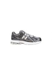 Sneakersy chłopięce New Balance czarny. Czarne trampki i tenisówki chłopięce New Balance, bez wzorów, z materiału, sportowe, bez zapięcia. Za 477.80 zł.