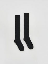 Długie podkolanówki - czarny. Czarne skarpety damskie Reserved, bez wzorów. Za 29.99 zł.