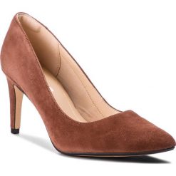 Szpilki CLARKS - Laina Rae 261377994 Tan Suede. Brązowe szpilki damskie Clarks, z materiału. Za 399.00 zł.