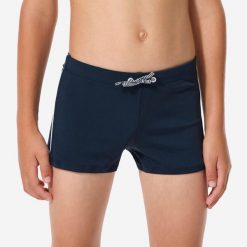 Bokserki pływackie dla dzieci Nabaiji 100+. Białe kąpielówki dla chłopców Decathlon, bez wzorów, z materiału. Za 29.99 zł.