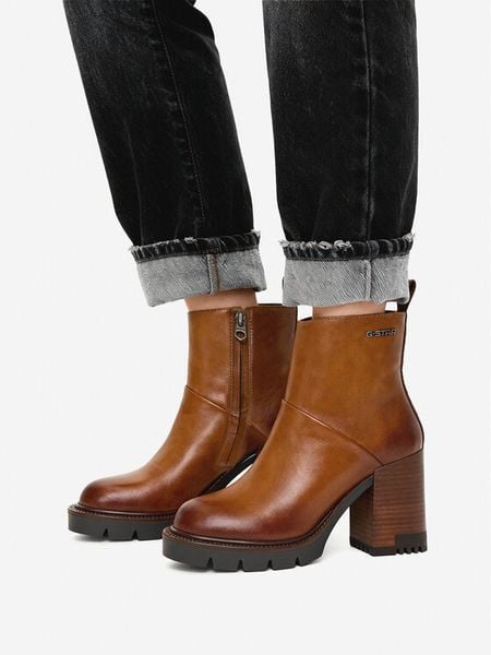 G-Star Raw Botki CEO-WI34-CLEVELAND-01 Brązowy. Brązowe botki damskie G-Star, retro, bez obcasa, na słupku, bez zapięcia. Za 419.99 zł.