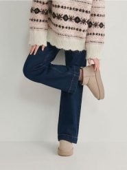 Skórzane śniegowce na platformie - beżowy. Brązowe śniegowce i trapery damskie Reserved, ze skóry. W wyprzedaży za 69.99 zł.