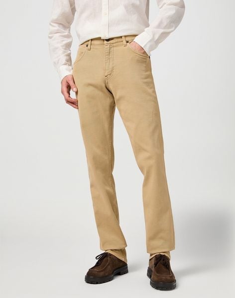 MESKIE SPODNIE WRANGLER GREENSBORO RUSTIC RUSSET 112362436. Spodnie materiałowe męskie Wrangler, l, bez wzorów, z jeansu. Za 219.99 zł.