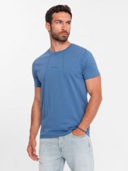 Męska koszulka bawełniana z delikatnym haftem – ciemnoniebieska V6 OM-TSCT-0170 - XL. Niebieskie t-shirty męskie Ombre Clothing, l, bez wzorów, z bawełny, eleganckie, bez kołnierzyka. W wyprzedaży za 29.99 zł.