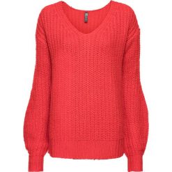 Sweter dzianinowy bonprix truskawkowy. Czerwone swetry damskie bonprix, z dzianiny, z dekoltem w serek. Za 74.99 zł.