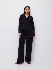 Spodnie z bawełną - czarny. Czarne spodnie materiałowe damskie Reserved, l, bez wzorów, z bawełny. Za 99.99 zł.