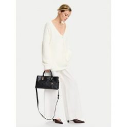 Torebka Guess. Czarne torebki do ręki damskie Guess, z aplikacjami, klasyczne, bez dodatków. Za 359.99 zł.