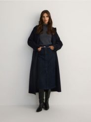 Jeansowa spódnica midi - granatowy. Niebieskie spódnice damskie Reserved, l, bez wzorów, z bawełny, midi, proste. W wyprzedaży za 55.99 zł.