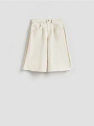 Jeansowe bermudy - kremowy. Białe szorty damskie Reserved, bez wzorów, z denimu. Za 119.99 zł.