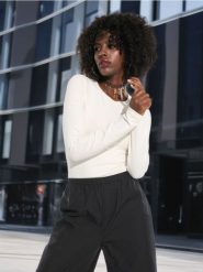 Bawełniana bluzka z długim rękawem - kremowy. Białe bluzki damskie Sinsay, l, bez wzorów, z bawełny, bez kołnierzyka, bez ramiączek. Za 25.99 zł.