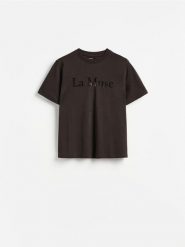 Bawełniany t-shirt z nadrukiem - ciemnobrązowy. Brązowe t-shirty damskie Reserved, l, bez wzorów, z bawełny, bez kołnierzyka. Za 49.99 zł.