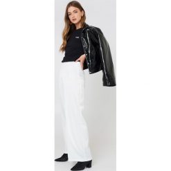 Rut&Circle Szerokie spodnie Petra - White. Spodnie materiałowe damskie marki Rut&Circle, z tkaniny. W wyprzedaży za 48.59 zł.