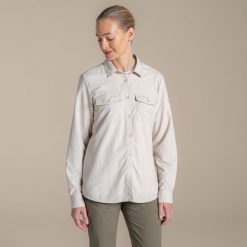 Koszula przeciw komarom damska Craghoppers NosiLife Loukkos Long Sleeved Shirt. Białe koszule damskie Craghoppers, bez wzorów, z materiału, bez kołnierzyka, bez ramiączek. Za 412.49 zł.