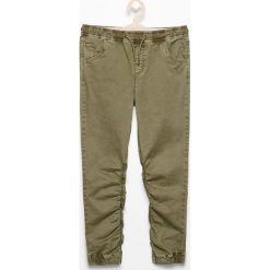 Spodnie jogger - Khaki. Spodnie materiałowe dla chłopców marki Reserved. W wyprzedaży za 39.99 zł.