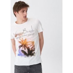 T-shirt z wakacyjnym motywem - Kremowy. Białe t-shirty męskie marki House, bez wzorów, wakacyjne, bez kołnierzyka. Za 39.99 zł.