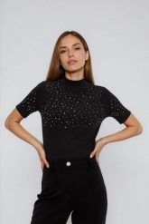 Sweter z krótkimi rękawami czarny. Czarne swetry damskie MOODO, l, bez wzorów, z bawełny, bez kołnierzyka, bez ramiączek, krótkie, bez kaptura. Za 89.99 zł.