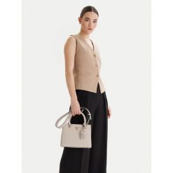 Torebka Guess. Brązowe torebki do ręki damskie Guess, z aplikacjami, bez dodatków. Za 492.99 zł.