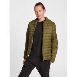 Damska kurtka puchowa Hummel Red. Zielone kurtki sportowe damskie Hummel, s, bez wzorów, z puchu, bez kaptura. W wyprzedaży za 257.20 zł.