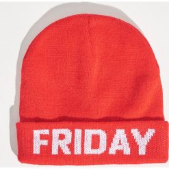 Czapka Friday - Czerwony. Czapki i kapelusze damskie marki Calvin Klein Jeans. W wyprzedaży za 9.99 zł.