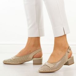 Beżowe czółenka damskie na obcasie Jezzi asa200-18. Brązowe czółenka damskie Jezzi, w ażurowe wzory, ze skóry, casualowe, z okrągłym noskiem, bez obcasa, na obcasie, bez zapięcia. Za 199.00 zł.