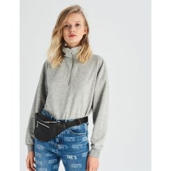Krótka bluza z golfem - Jasny szar. Bluzy damskie Sinsay. W wyprzedaży za 29.99 zł.