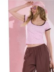 Prążkowana koszulka ze wzorem kwiatowym - begonia. T-shirty damskie Sinsay, l, bez wzorów, prążkowane, bez kołnierzyka. Za 25.99 zł.