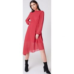NA-KD Asymetryczna sukienka z wycięciem z tyłu - Red. Sukienki damskie NA-KD Trend, z asymetrycznym kołnierzem. W wyprzedaży za 97.17 zł.