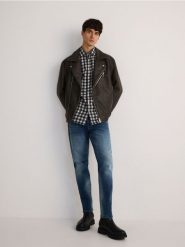 Koszula regular z dodatkiem lnu - czarny. Czarne koszule męskie Reserved, l, bez wzorów, z bawełny, bez kołnierzyka, bez ramiączek. W wyprzedaży za 79.99 zł.