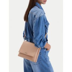 Torebka DeeZee. Brązowe torebki do ręki damskie DeeZee, bez wzorów, bez dodatków. Za 129.99 zł.