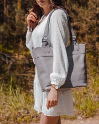 Torebka skórzana damska DAN-A T195B szara. Szare torebki do ręki damskie DAN-A, bez wzorów, ze skóry, biznesowe, bez dodatków. Za 399.99 zł.