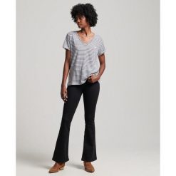 Damska koszulka z haftem i płomieniem v-neck Superdry. Niebieskie koszulki sportowe damskie Superdry., bez wzorów, bez kołnierzyka, bez ramiączek. Za 128.50 zł.