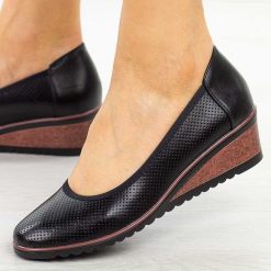 Czarne czółenka damskie na koturnie Potocki 12653. Czarne czółenka damskie POTOCKI, bez wzorów, z jeansu, biznesowe, bez obcasa, na koturnie, bez zapięcia. Za 179.00 zł.