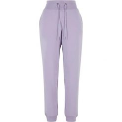 Damskie spodnie dresowe Urban Classics Cozy. Fioletowe spodnie dresowe damskie Urban Classics, m, bez wzorów, z bawełny. Za 229.50 zł.