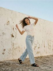 Ażurowy sweter z krótkim rękawem i haftowanymi kwiatami - kremowy. Białe swetry damskie Sinsay, l, w ażurowe wzory, bez kołnierzyka, bez ramiączek, krótkie, bez kaptura. Za 39.99 zł.