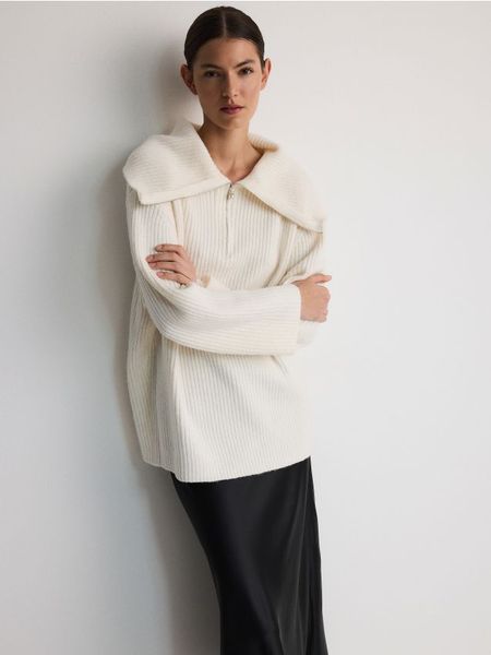 Sweter z rozpinanym golfem - kremowy. Białe swetry damskie Reserved, l, bez wzorów, z dzianiny, bez kołnierzyka, bez ramiączek, bez kaptura. W wyprzedaży za 59.99 zł.