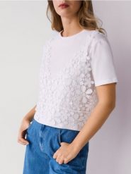 T-shirt z szydełkowaną aplikacją - biały. Białe t-shirty damskie Reserved, l, z aplikacjami, z bawełny, bez kołnierzyka. Za 99.99 zł.