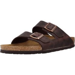 Klapki Birkenstock Arizona. Brązowe klapki damskie Birkenstock, bez wzorów, z materiału, bez obcasa. Za 399.00 zł.