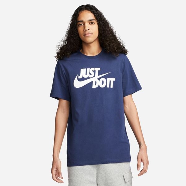 Koszulka sportowa męska Nike Just DO IT Swoosh. Niebieskie koszulki sportowe męskie Nike, m, bez wzorów, bez kołnierzyka, bez ramiączek. Za 198.00 zł.