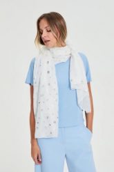 Szal z nadrukiem biały. Białe szaliki i chusty damskie MOODO, bez wzorów, z poliesteru. Za 39.99 zł.