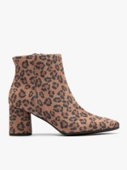 Botki damskie w panterkę. Brązowe botki damskie Ryłko, ze skóry, z okrągłym noskiem, bez obcasa, na obcasie, bez zapięcia. Za 429.99 zł.