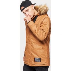 Sportowy płaszcz na zimę - Brązowy. Brązowe płaszcze męskie Cropp, na zimę, sportowe. Za 369.99 zł.