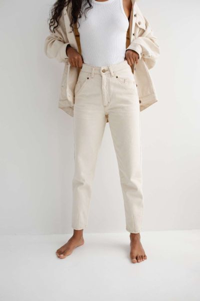 Spodnie jeansowe typu mom fit w kolorze BEIGE JEANS - JUST-XL. Brązowe jeansy damskie Marsala, z podwyższonym stanem. Za 349.90 zł.