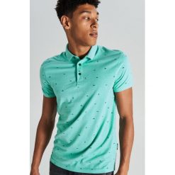 Koszulka polo z drobnym nadrukiem - Turkusowy. Koszulki polo męskie marki Cropp. Za 59.99 zł.